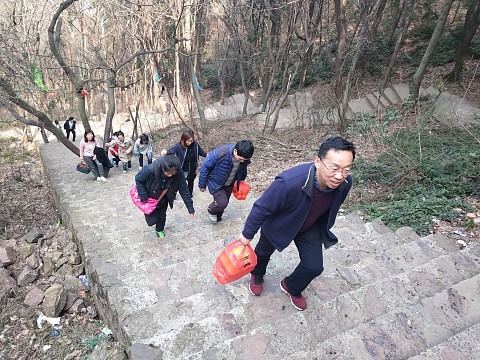 1552879605384729.jpg 20190315分工会爬惠山002.jpg